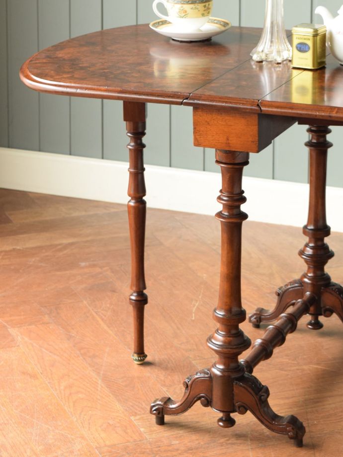 伸長式のおしゃれなアンティークテーブル