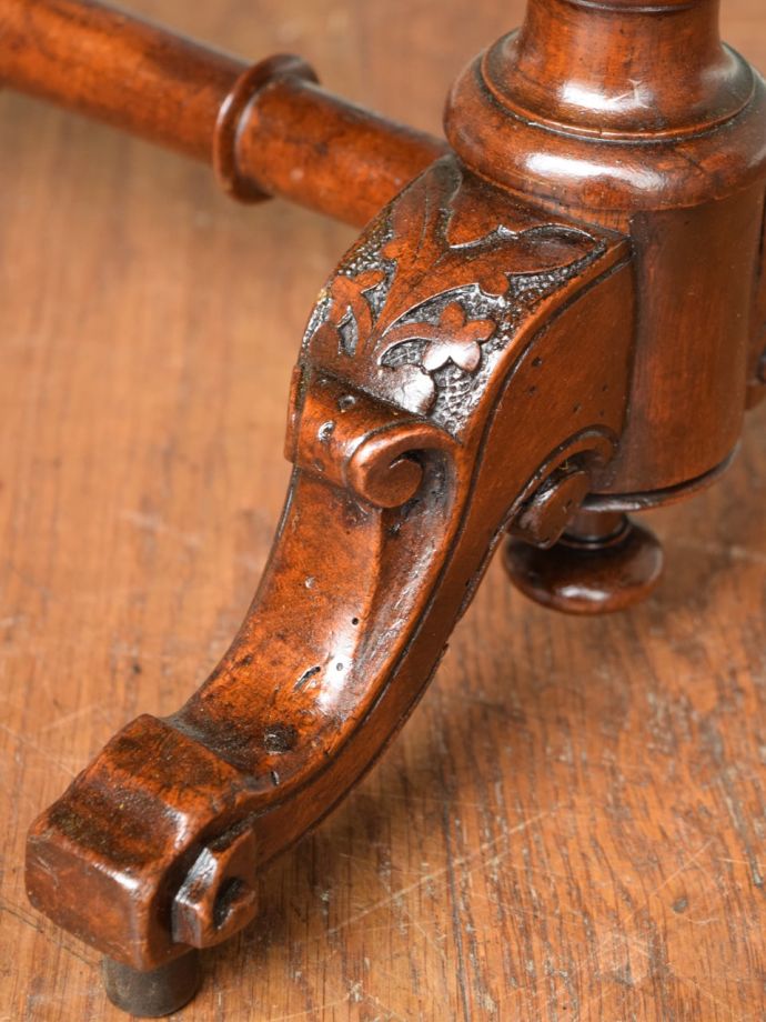 アンティークテーブルの装飾