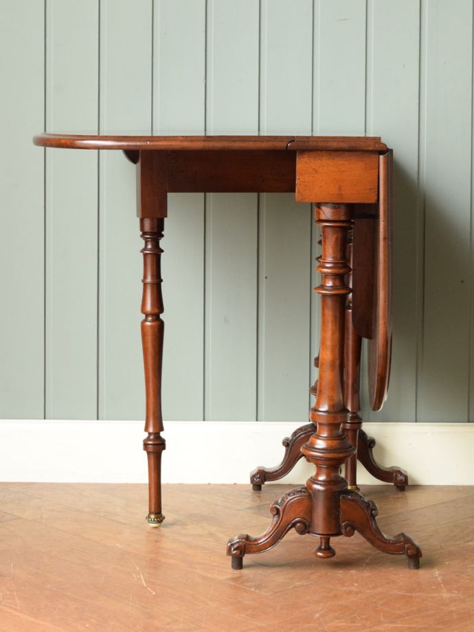 片足を開いた折り畳みテーブル