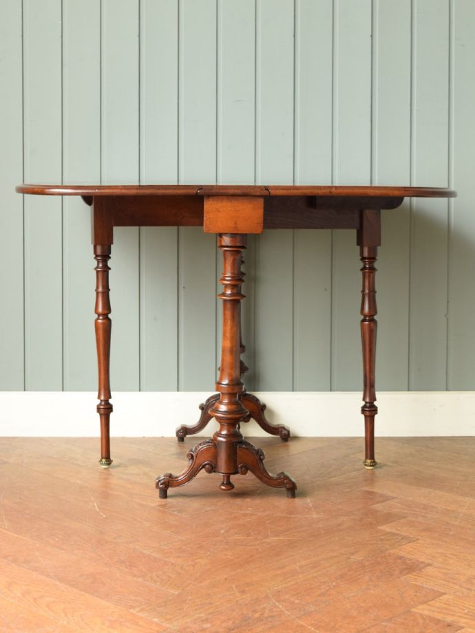 両足を広げた折り畳み式テーブル