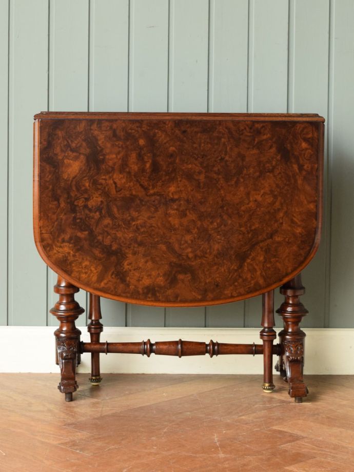 畳んだ時のゲートレッグテーブル