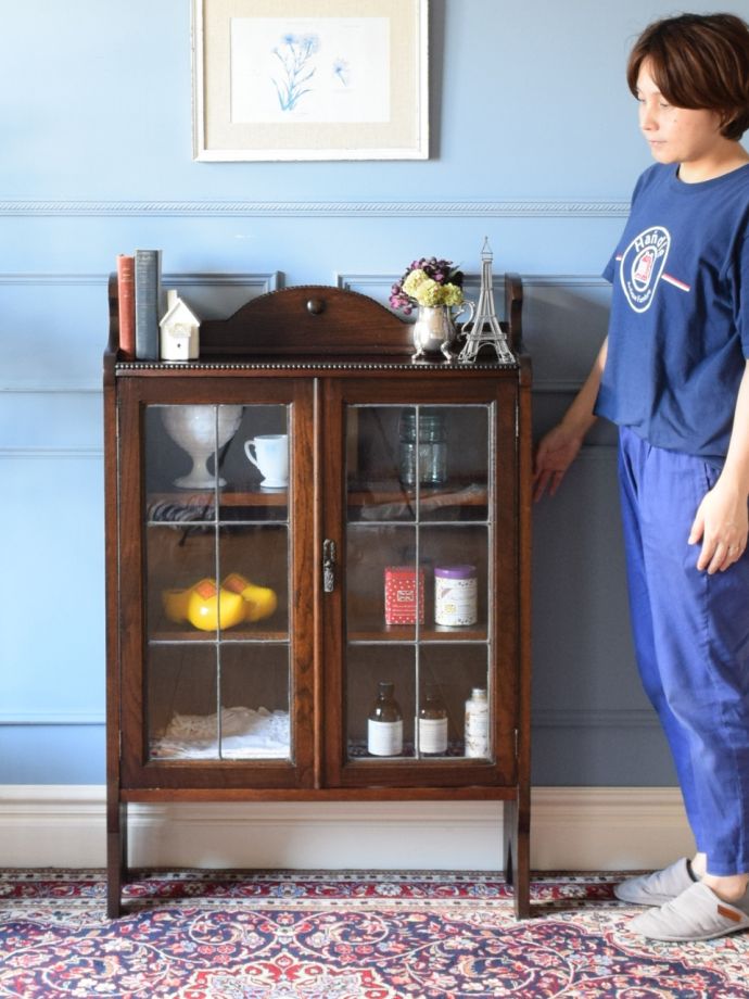 英国アンティークのキャビネット