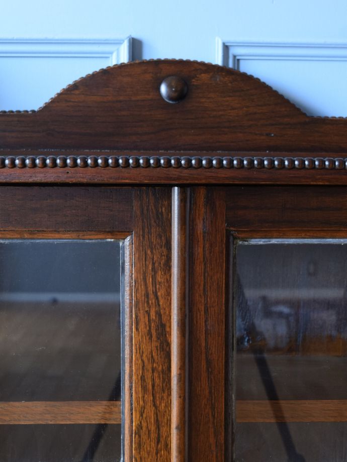 キャビネットの華やかな装飾