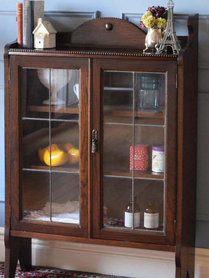 ステンドグラスの扉が美しいキャビネット