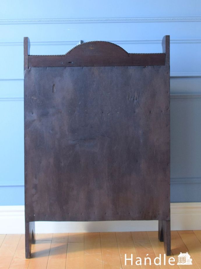 キャビネットの後ろ姿