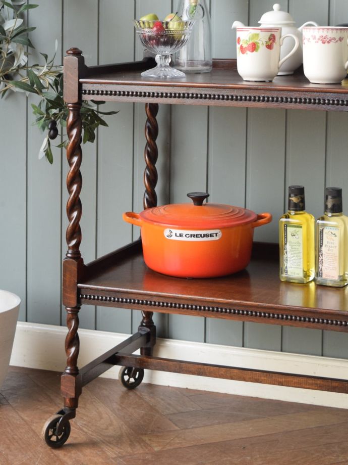 アンティーク家具らしさが漂うワゴン