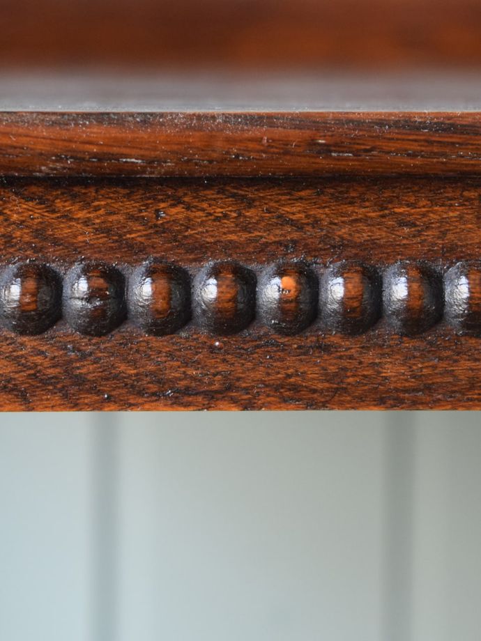 英国アンティーク家具らしい装飾