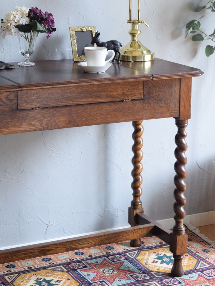 アンティーク家具らしさが漂うデスク