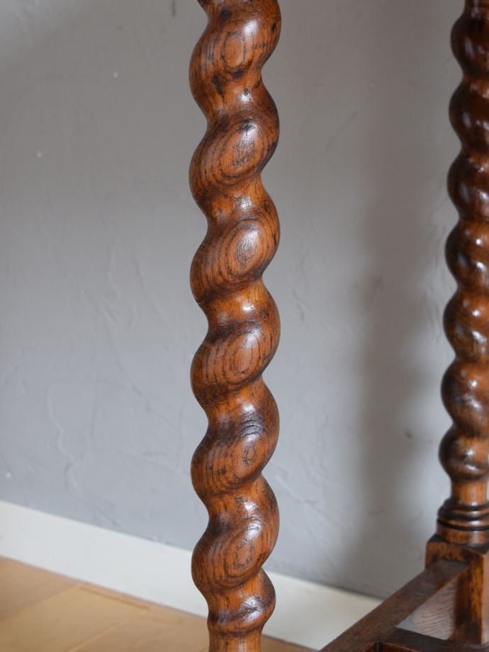 英国アンティーク家具らしい装飾