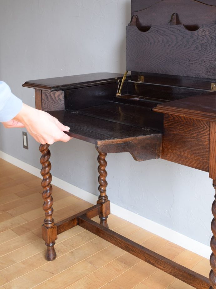形が変わるアンティークの書斎机