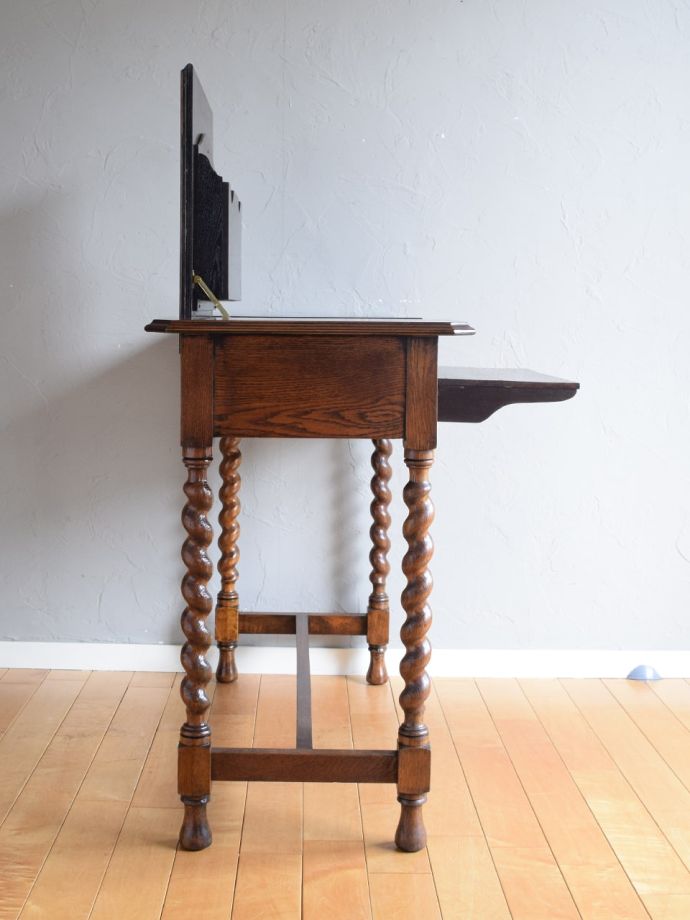 書斎デスクの側面