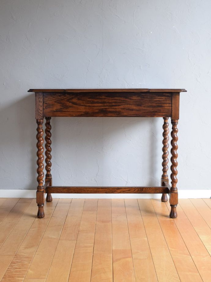 アンティークデスクの後ろ姿