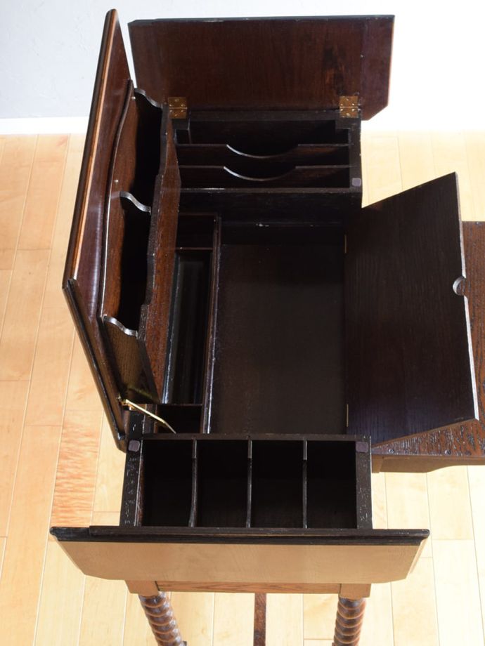 アンティークデスクの扉の中