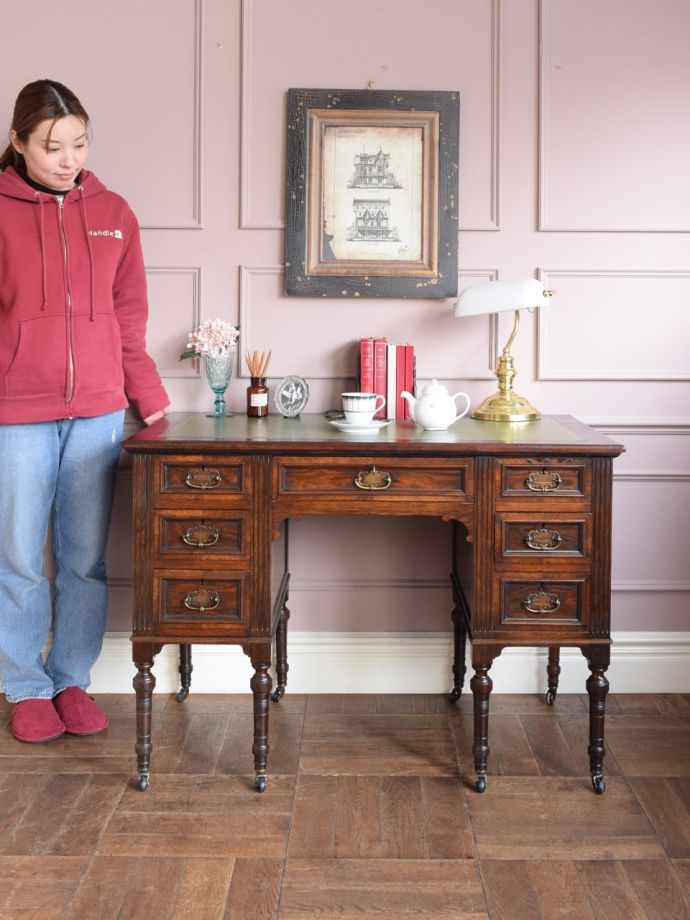 英国から届いたローズウッド材の書斎机、1900年代のアンティークデスク