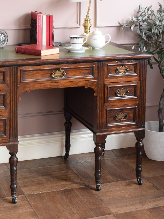 英国から届いたローズウッド材の書斎机、1900年代のアンティークデスク