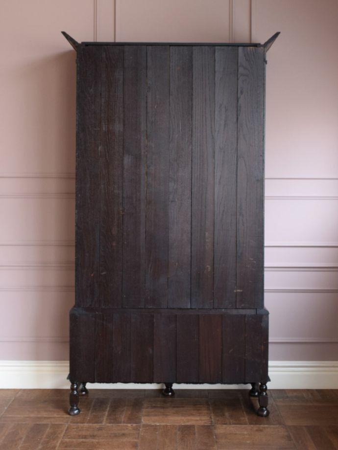 ガラスキャビネットの後ろ姿