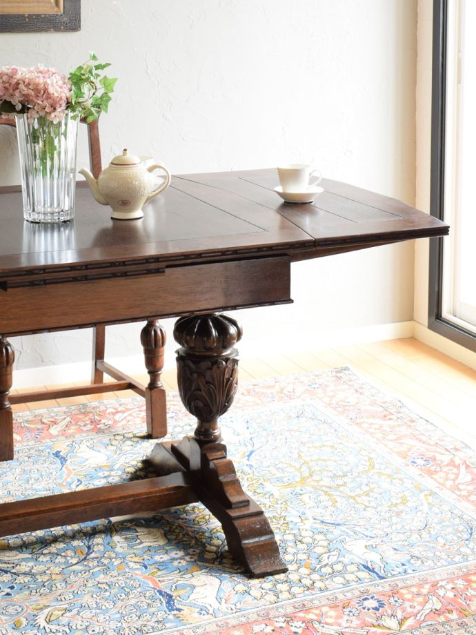 伸長式のおしゃれなアンティークテーブル