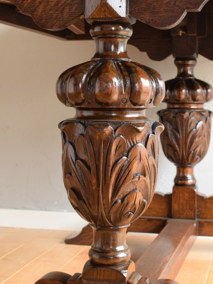 アンティークテーブルの彫