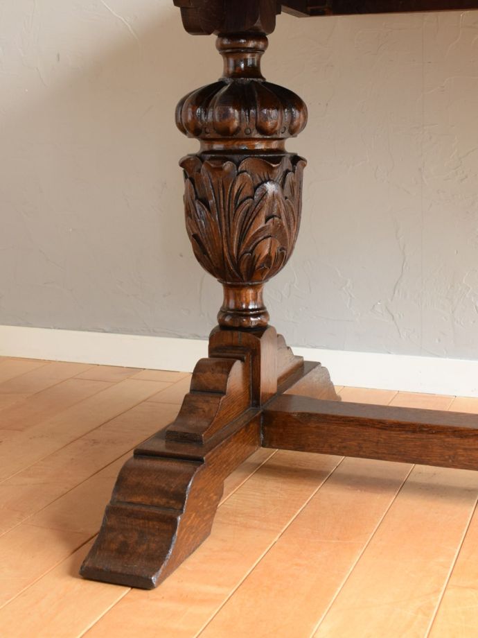 アンティークテーブルの脚