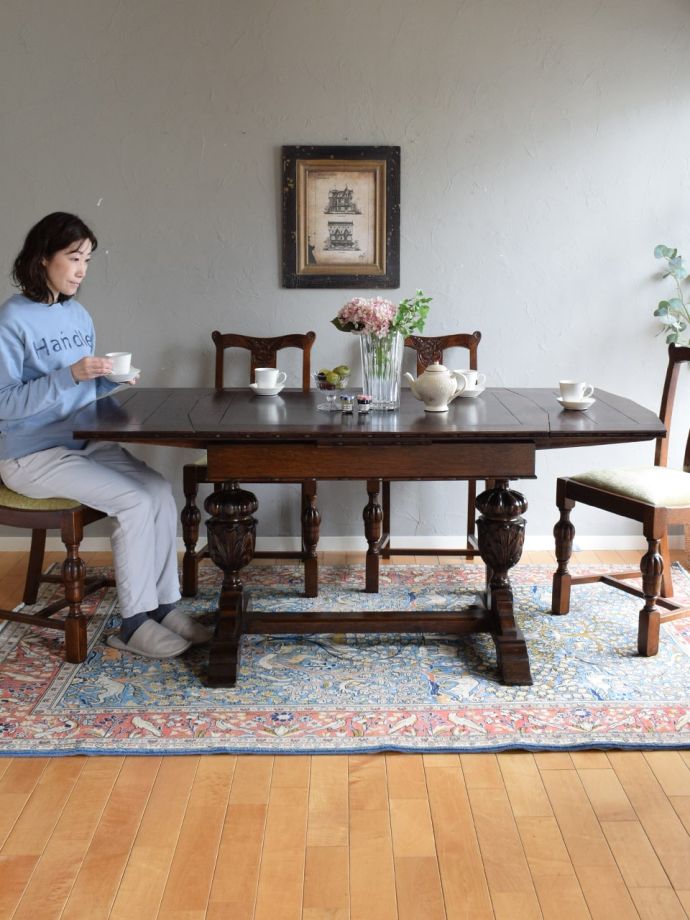 アンティークの伸長式ダイニングテーブル