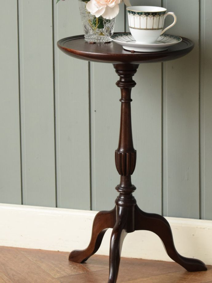 英国スタイルのアンティークテーブル