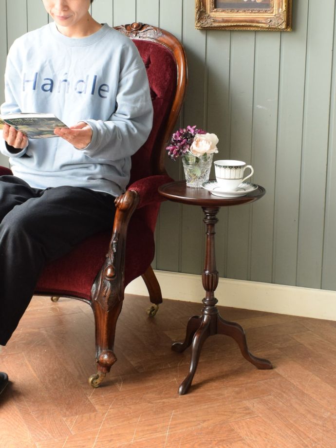 アンティークのワインテーブル