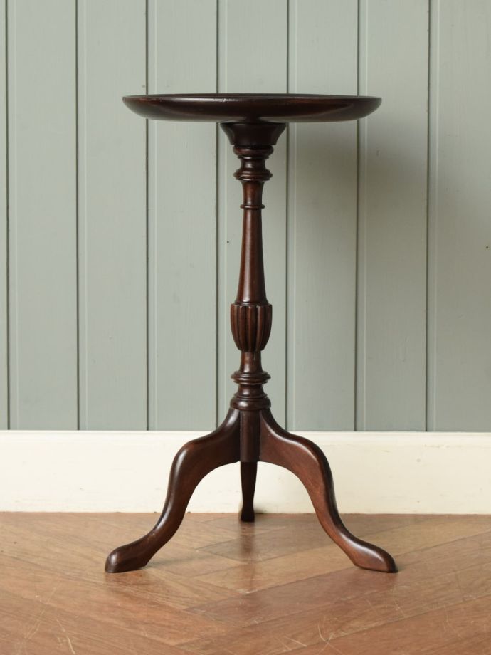 アンティークコーヒーテーブルの側面