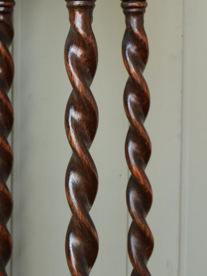 英国アンティーク家具らしい装飾