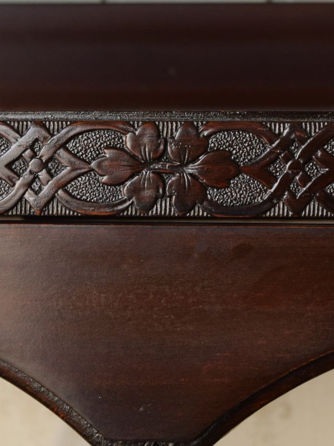 英国アンティーク家具らしい彫