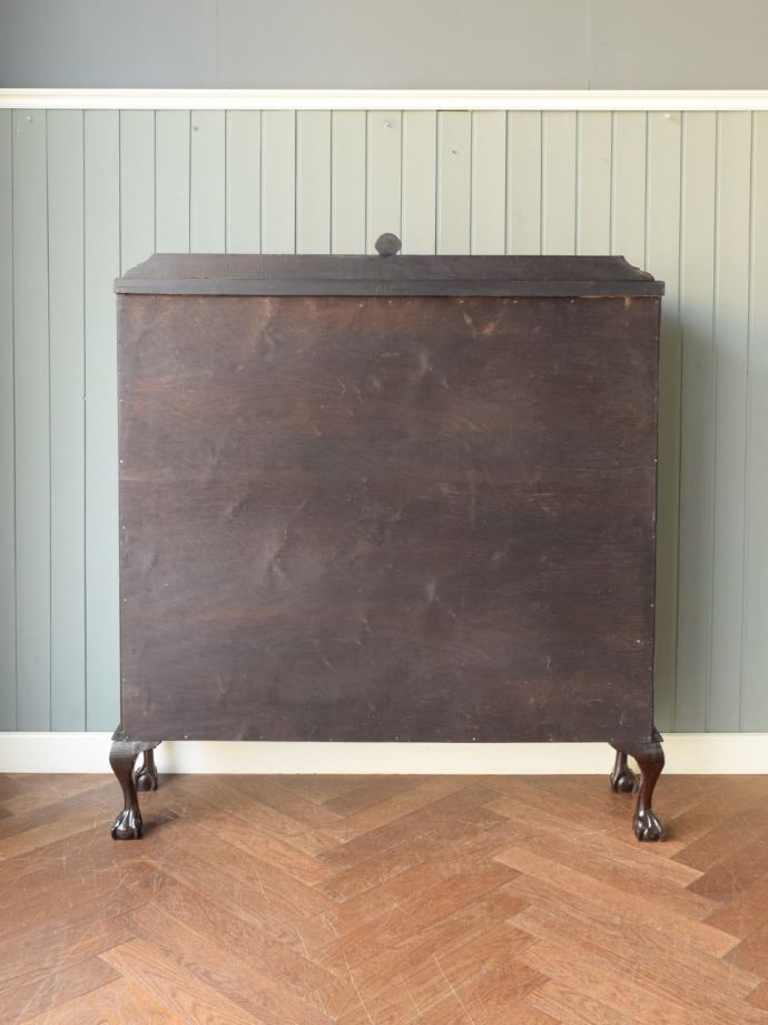 キャビネットの後ろ姿