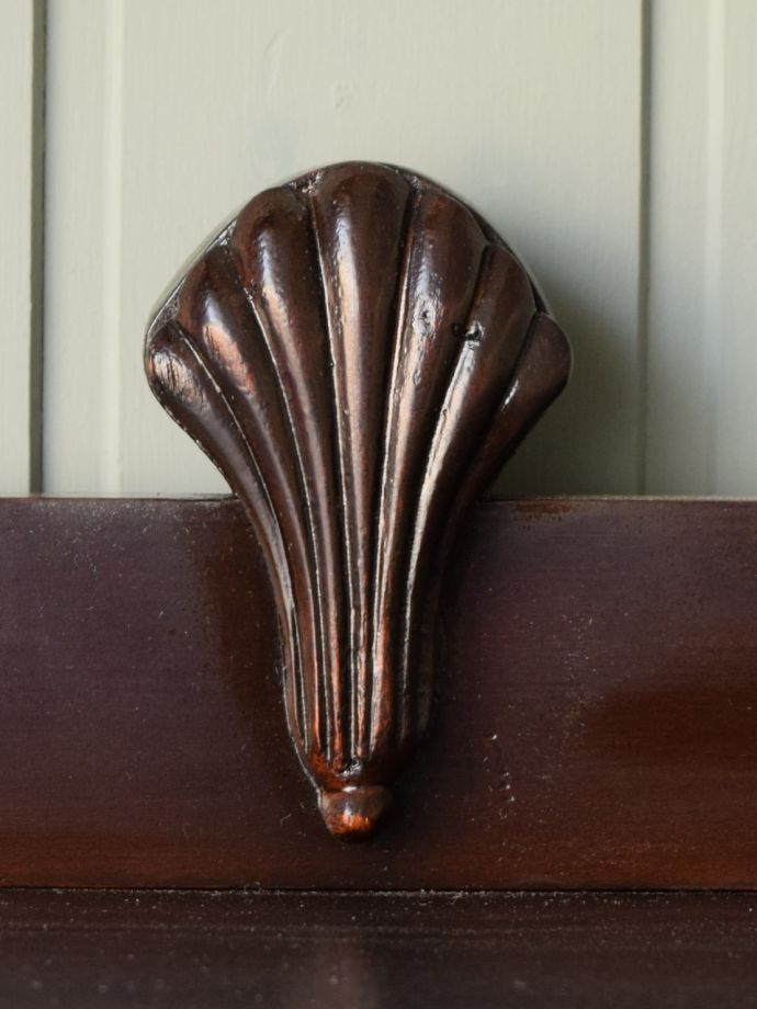 英国アンティーク家具らしい彫