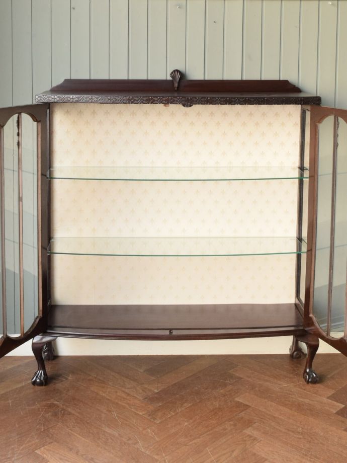 ガラスキャビネットの扉の中