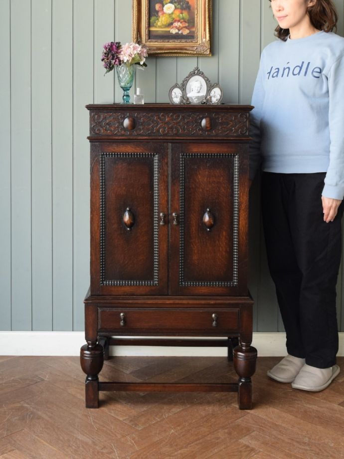 英国アンティークのキャビネット