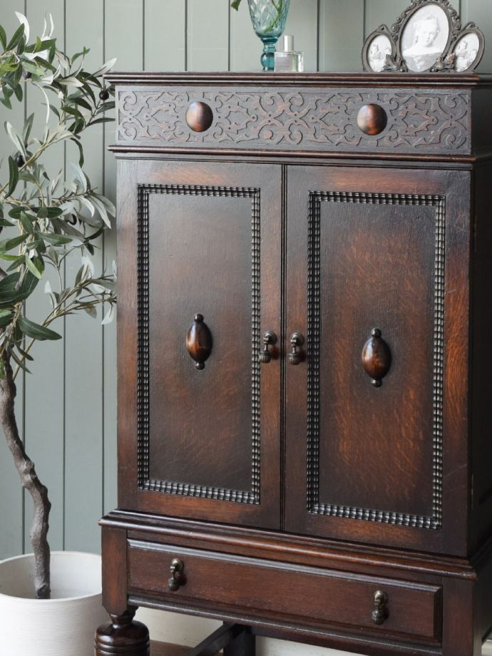 アンティーク家具らしさが漂う装飾