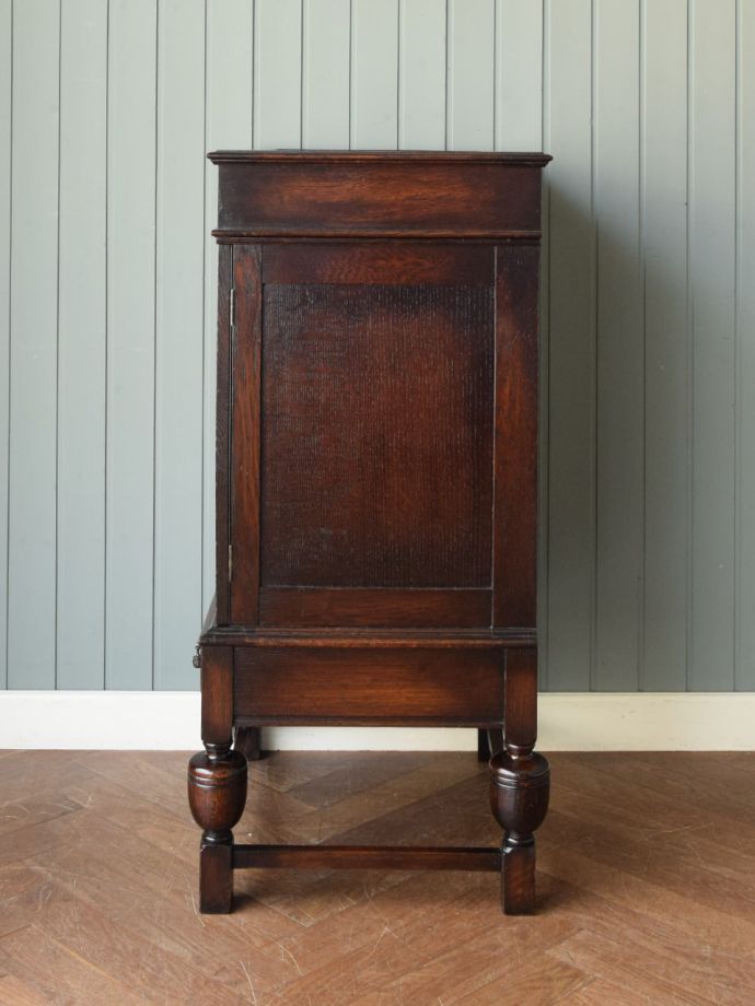 サイドボードの側面