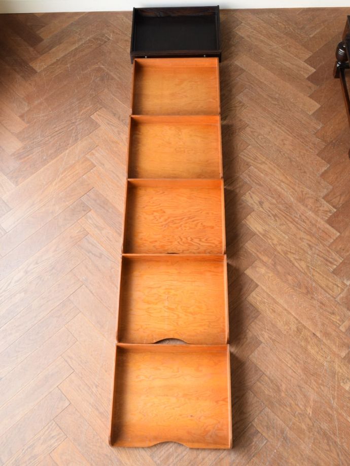 サイドボードの引き出しの中