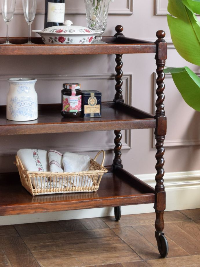 アンティーク家具らしさが漂うワゴン