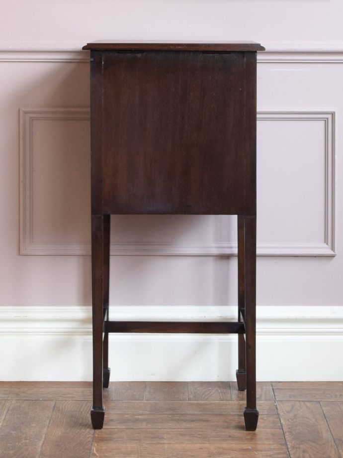 チェストの後ろ姿