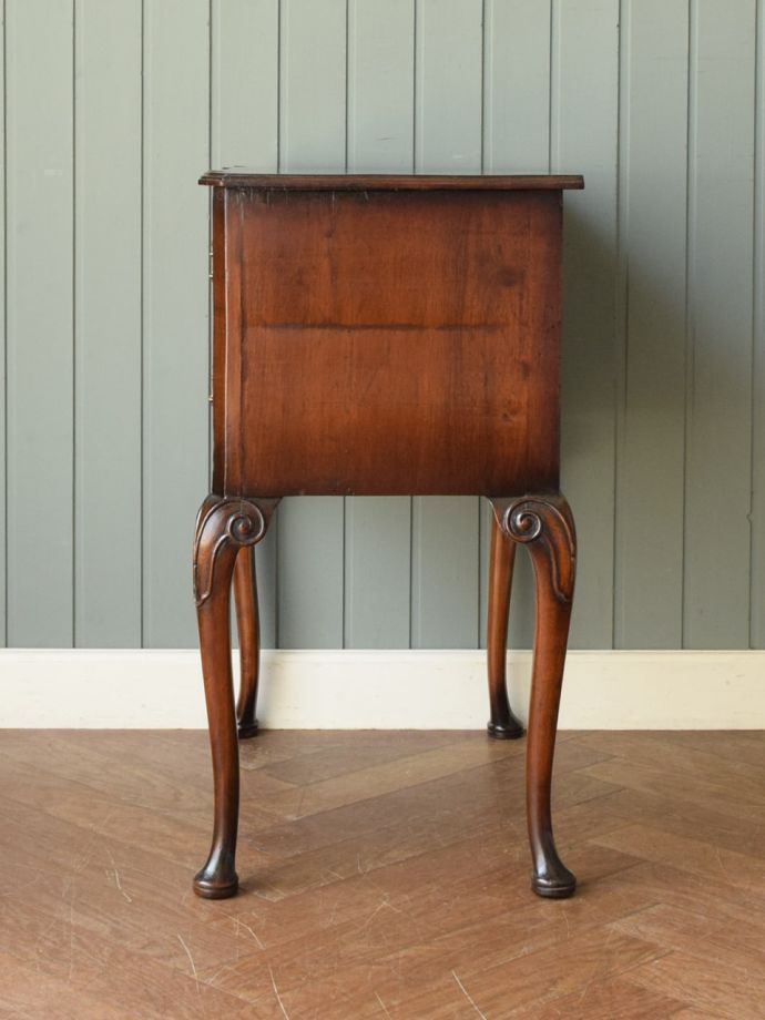 アンティークのチェストの側面