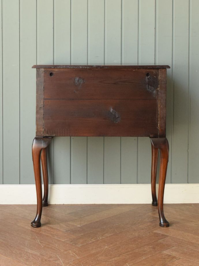 アンティークチェストの後ろ姿