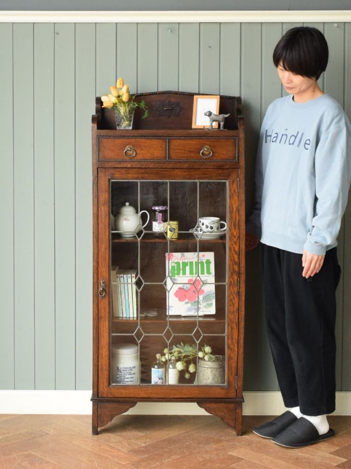 英国アンティークのガラスキャビネット