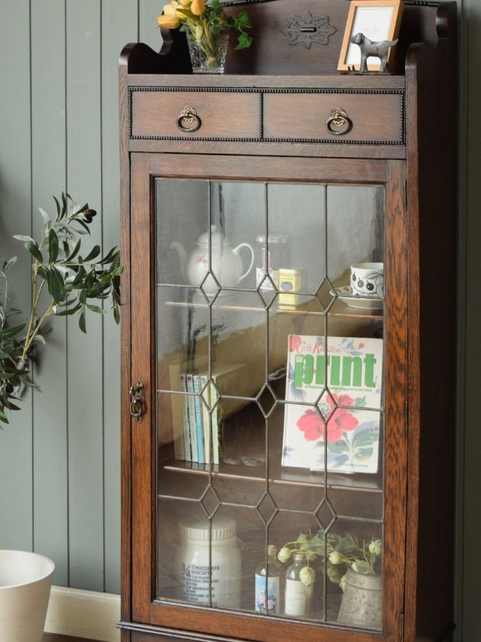 アンティークのステンドグラスの扉