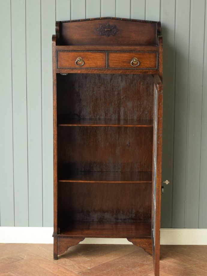 キャビネットの扉の中