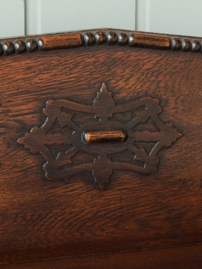 英国アンティーク家具らしい装飾
