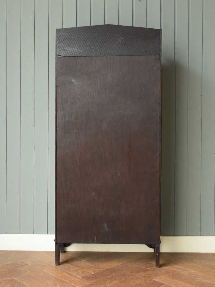 キャビネットの後ろ姿