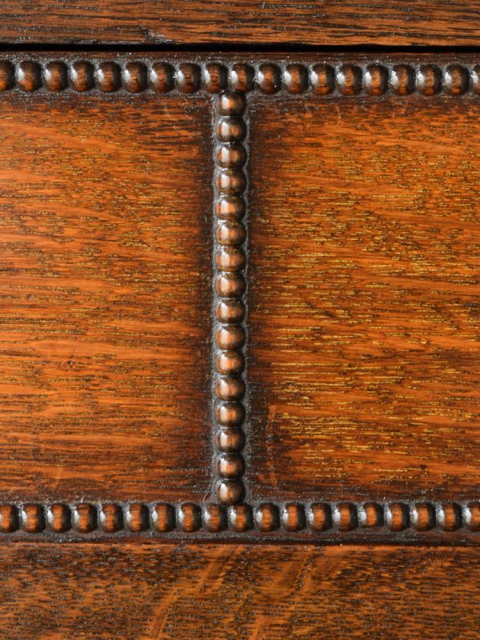 英国アンティーク家具らしい装飾