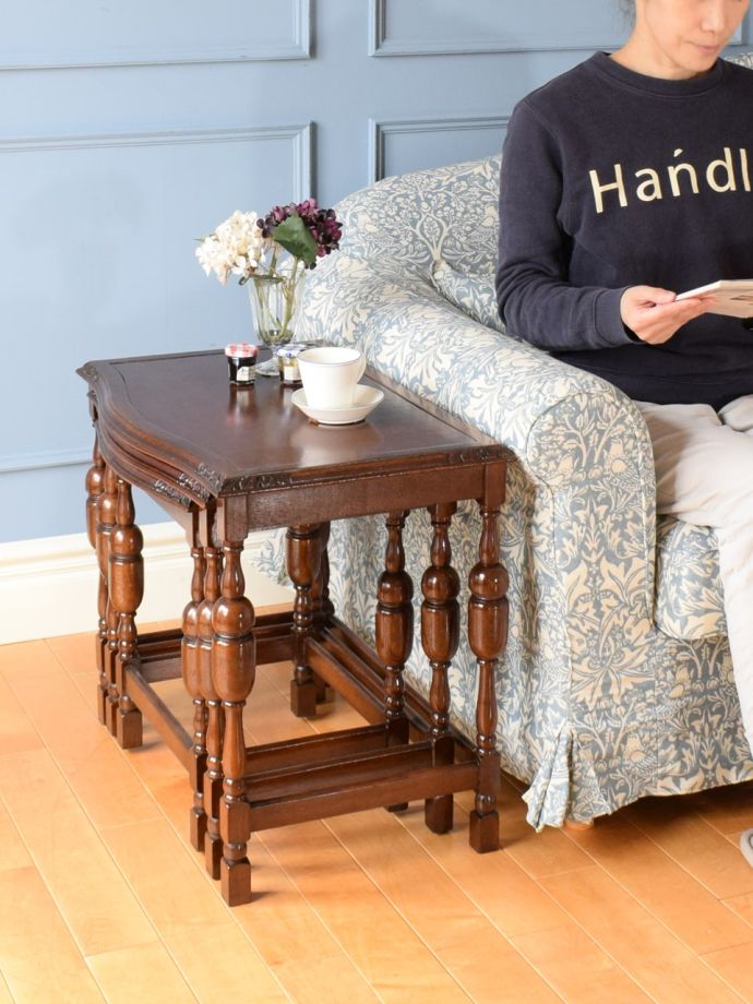 英国スタイルのアンティークテーブル