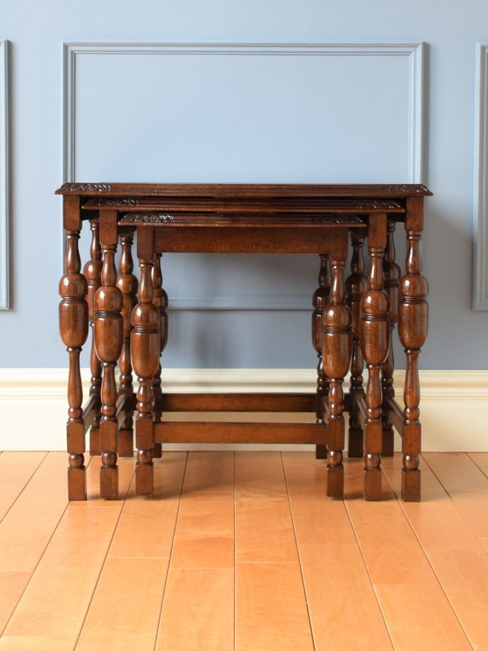 アンティークのネストテーブル