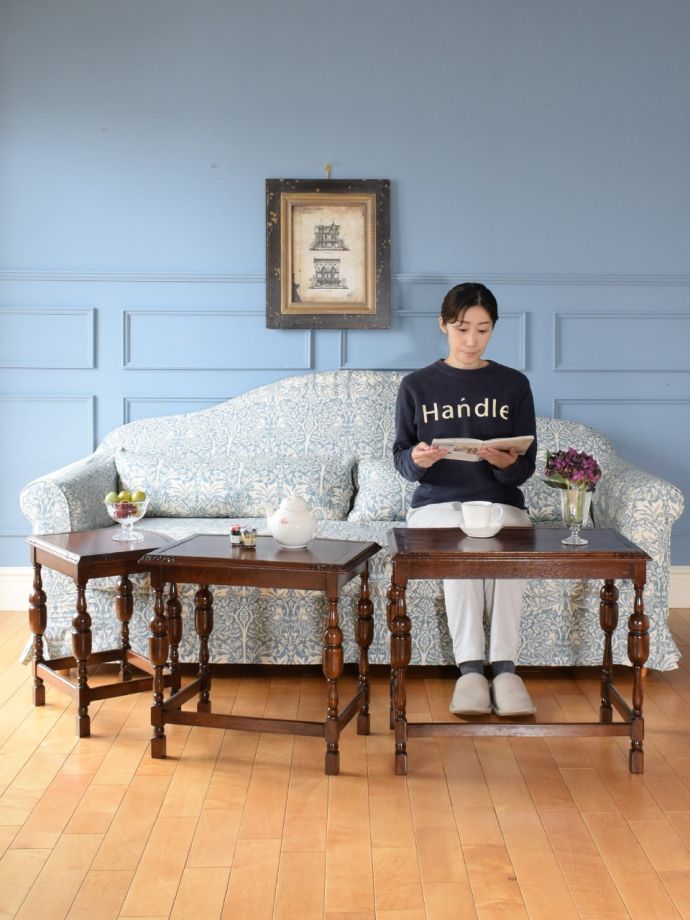 アンティークのネストテーブル