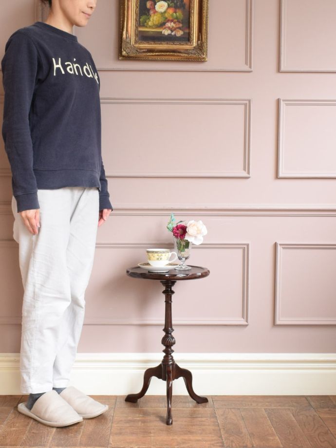 アンティークのサイドテーブル